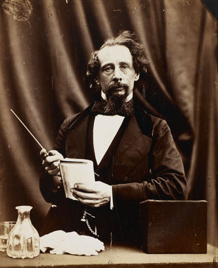 Charles Dickens kimdir