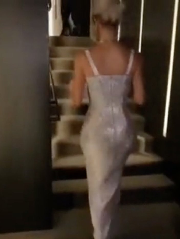 Kim Kardashian dar elbisesiyle zıplayarak yürüdü