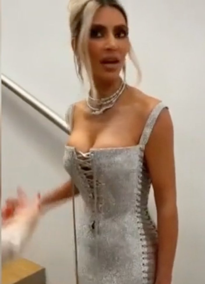 Kim Kardashian dar elbisesiyle zıplayarak yürüdü