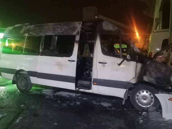 İzmir'de, akaryakıt istasyonundaki minibüs alev alev yandı
