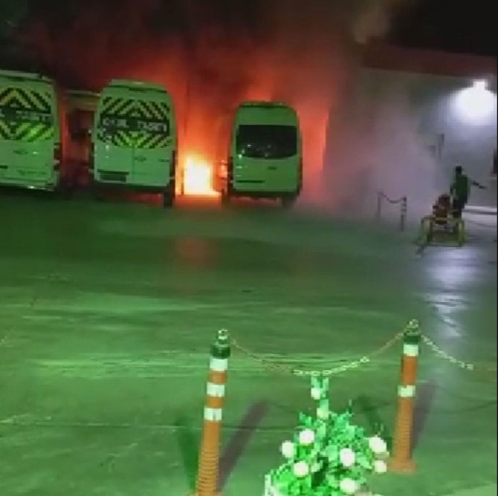 İzmir'de, akaryakıt istasyonundaki minibüs alev alev yandı