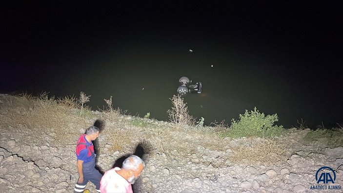Adıyaman'da baraja düşen kamyonetteki 4 kişi, yüzerek kurtuldu