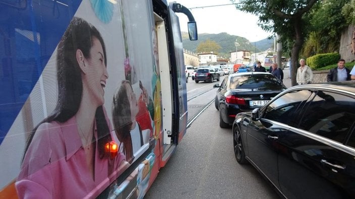Bursa'da tramvay yoluna park edilen araç vatandaşları çileden çıkardı