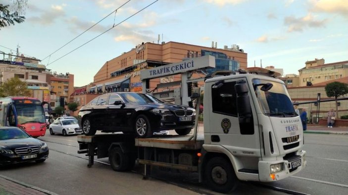 Bursa'da tramvay yoluna park edilen araç vatandaşları çileden çıkardı