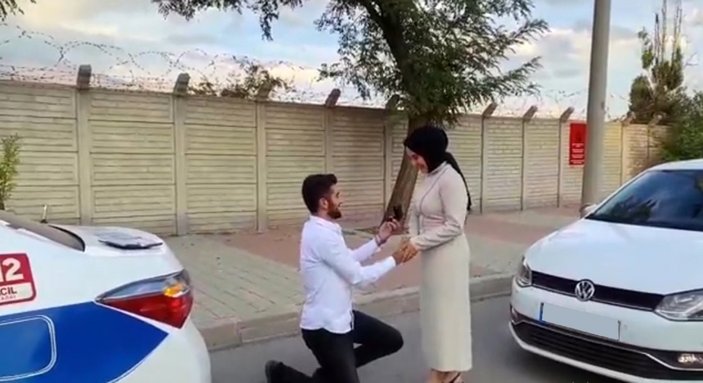 Erzincan'da polis megafonuyla evlenme teklifine olumlu cevap geldi