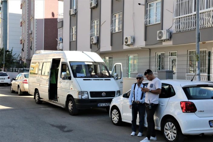 Antalya’da hırsızlar servis içindeki eşyaları çaldı