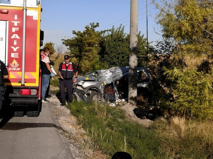 Konya'da hafif ticari araç beton direğe çarptı: 2 ölü, 3 yaralı