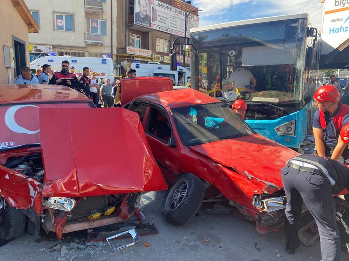 Sivas'ta halk otobüsü, 4 araç ile büfeye çarptı: 7 yaralı