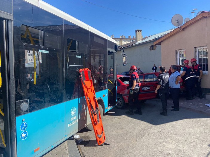 Sivas'ta halk otobüsü, 4 araç ile büfeye çarptı: 7 yaralı