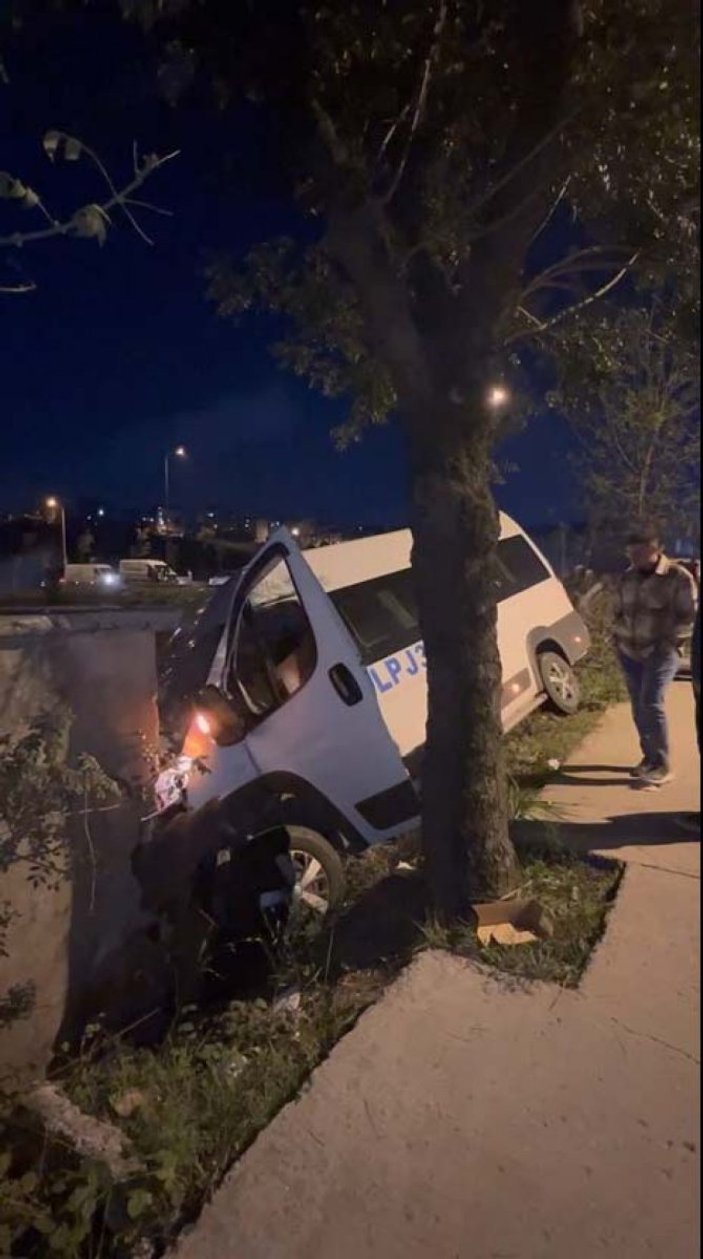 İstanbul'da hakimiyetini kaybeden otomobil çocuğa çarptı