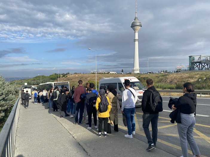 İstanbul'da otobüs sırası bekleyen öğrenciler okula geç kaldı