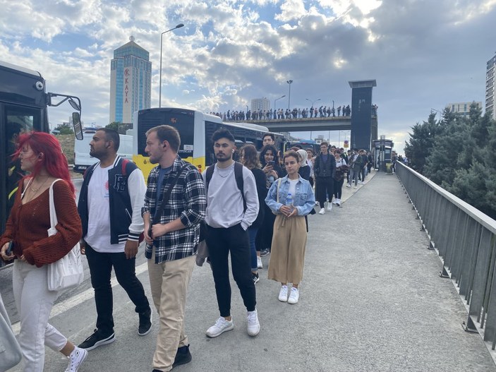 İstanbul'da otobüs sırası bekleyen öğrenciler okula geç kaldı