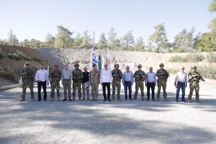 Güney Kıbrıs Rum kesiminde milletvekilleri silah eğitimi aldı