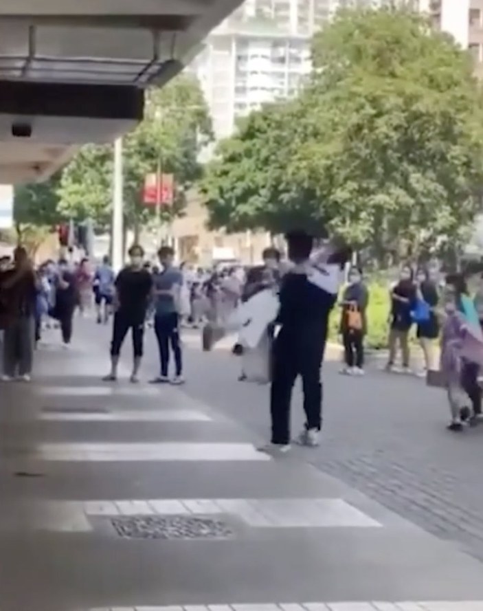 Hong Kong'da kendisini kaçırmaya çalışan adamı nakavt etti