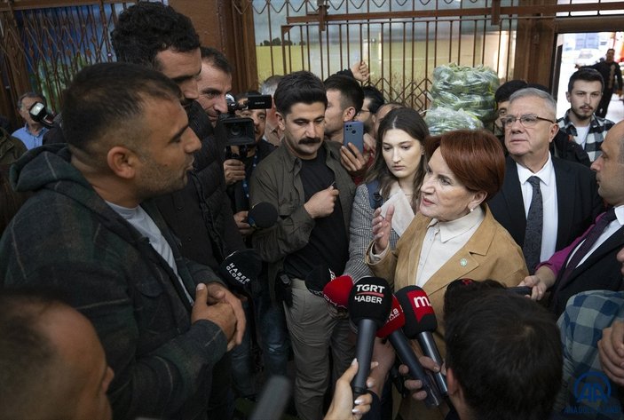Meral Akşener, Ankara’da hal esnafını ziyaret etti