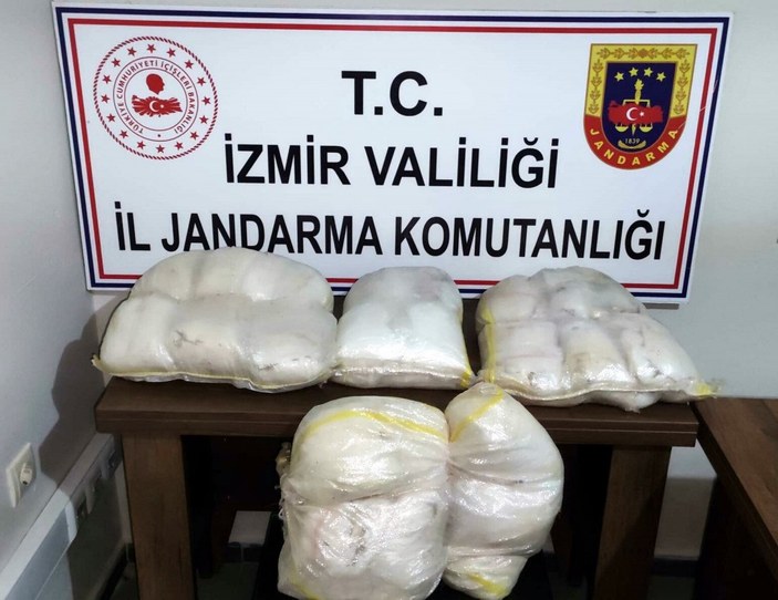 İzmir'de 26 kilo metamfetamin ele geçirildi