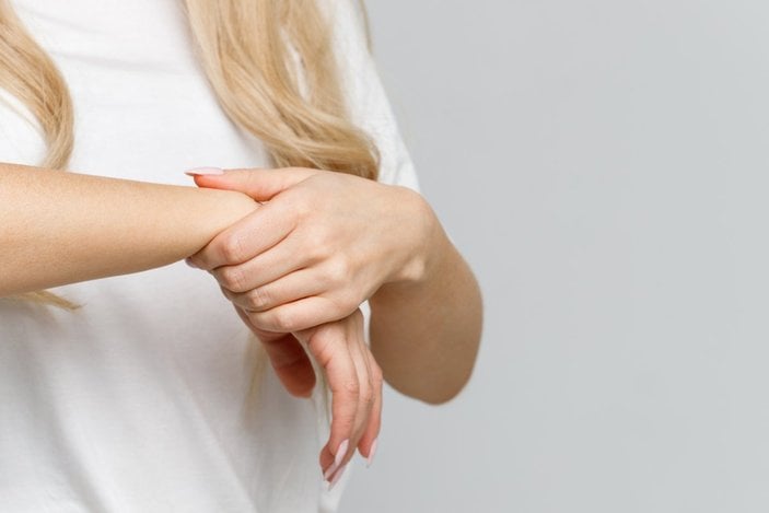Sık sık şişmiş ellerle uyanıyorsanız, bu 7 hastalıktan birinin işareti olabilir!