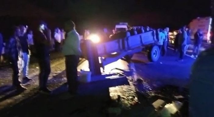 Silivri'de traktör ile kamyon çarpıştı: 2 yaralı