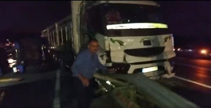 Silivri'de traktör ile kamyon çarpıştı: 2 yaralı