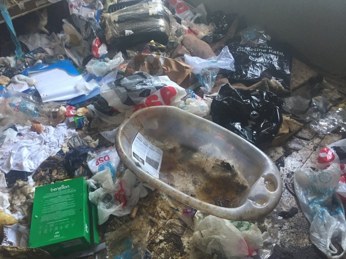 Adana'da kötü kokulu evden tonlarca çöp çıktı