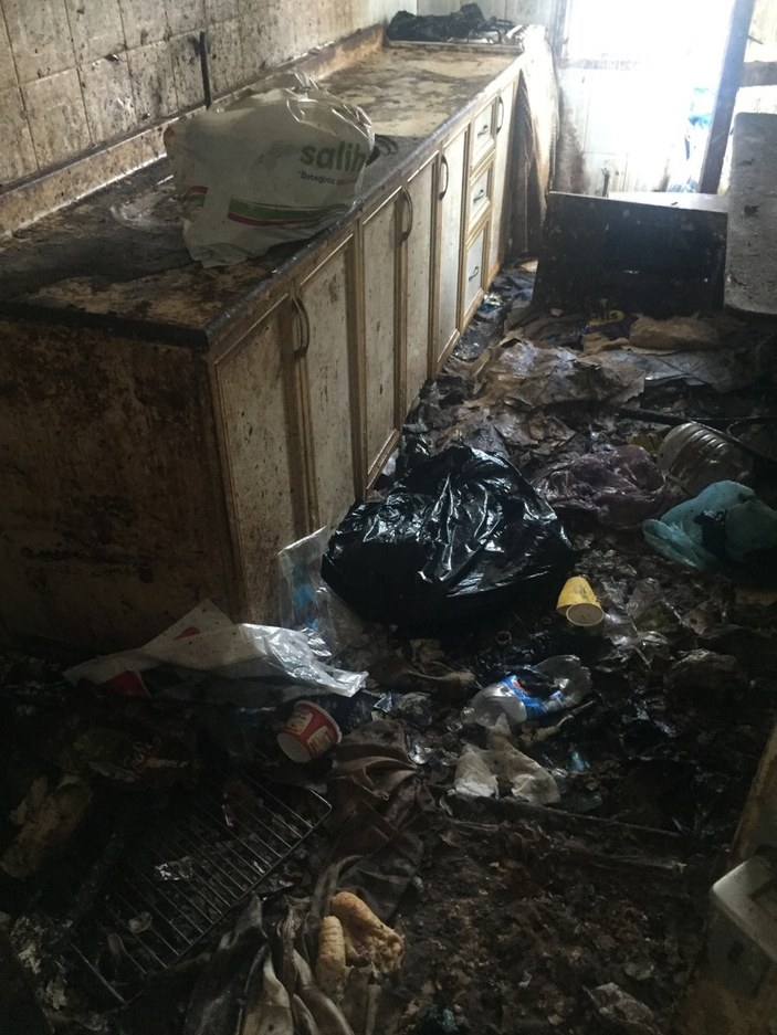 Adana'da kötü kokulu evden tonlarca çöp çıktı