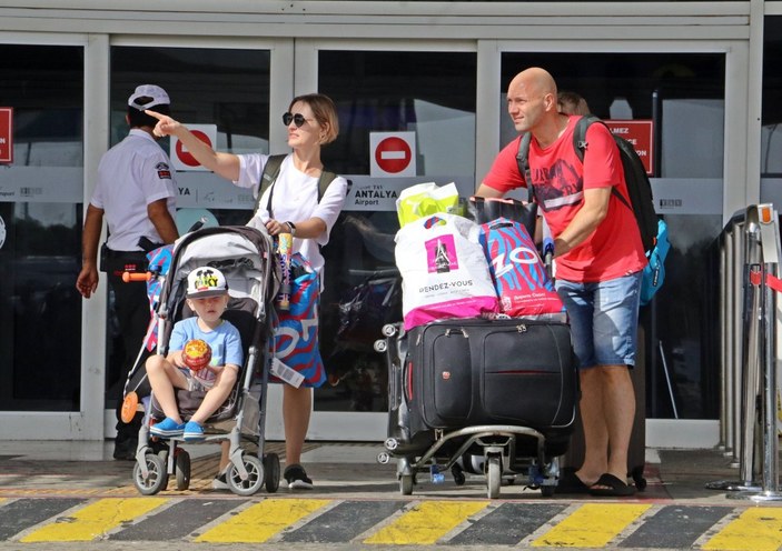 Antalya Havalimanı'nda Rus turist yoğunluğu devam ediyor