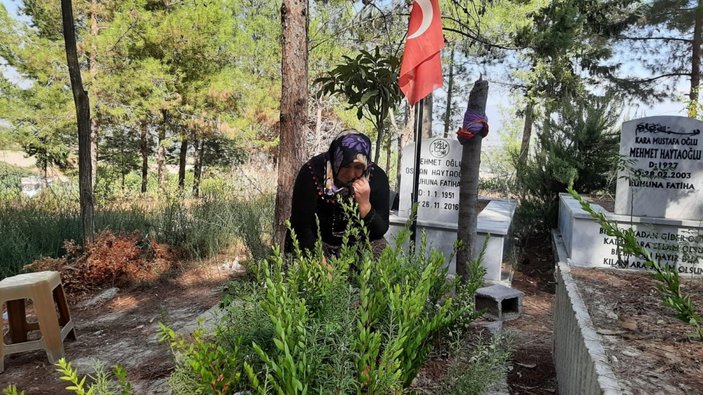 Azra’nın annesi, katilinin ölüm haberini vermek için kızının mezarına gitti