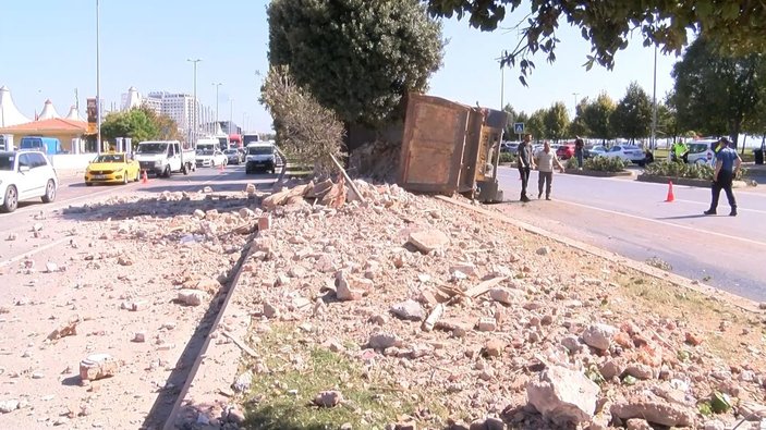 Pendik’te hafriyat kamyonu kırmızıda geçti, kaza yapıp yola devrildi