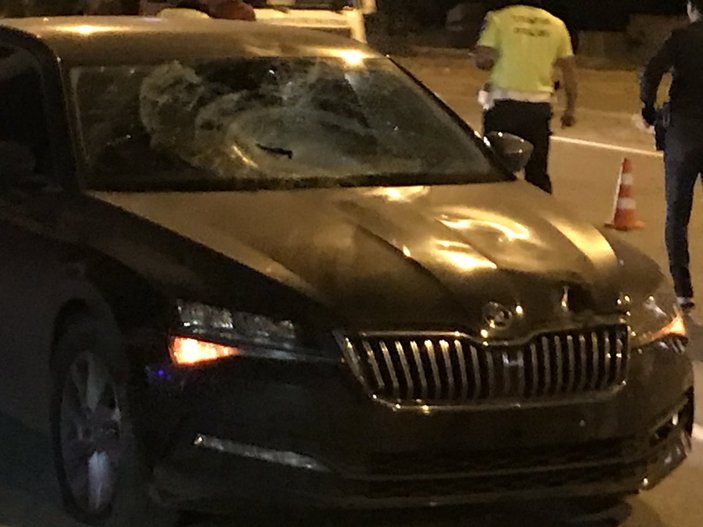 Iğdır'da otomobilin çarptığı genç aracın camına yapıştı