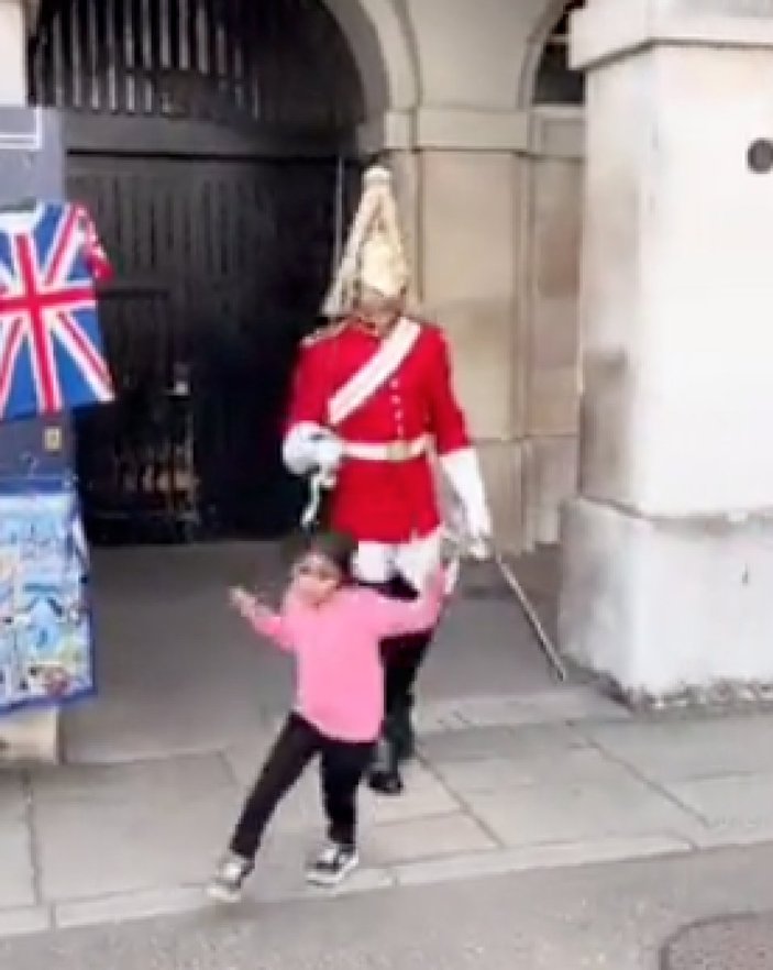 Buckingham Saray'ı muhafızı mini kızı korkuttu