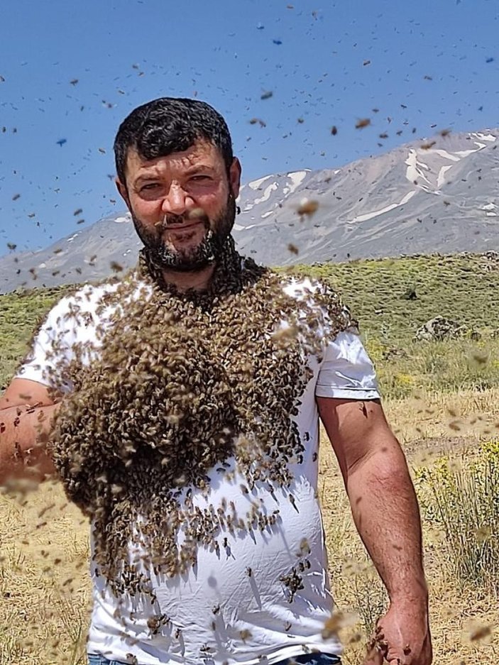 Batman’da binlerce arıyı vücudunda taşıdı