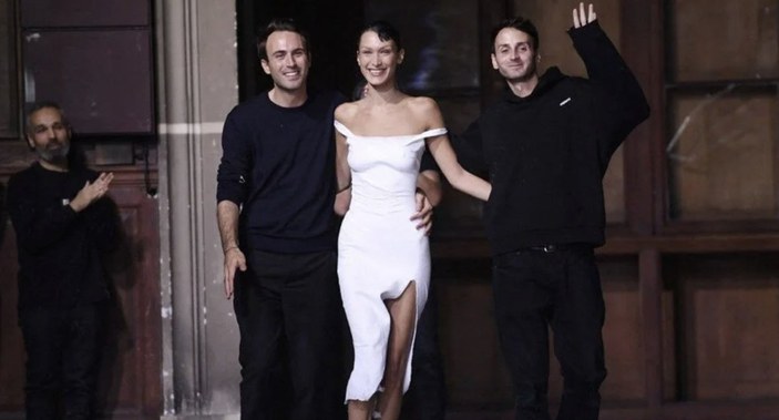 Bella Hadid, üzerine tasarlanan sprey elbiseyle tarihe geçti