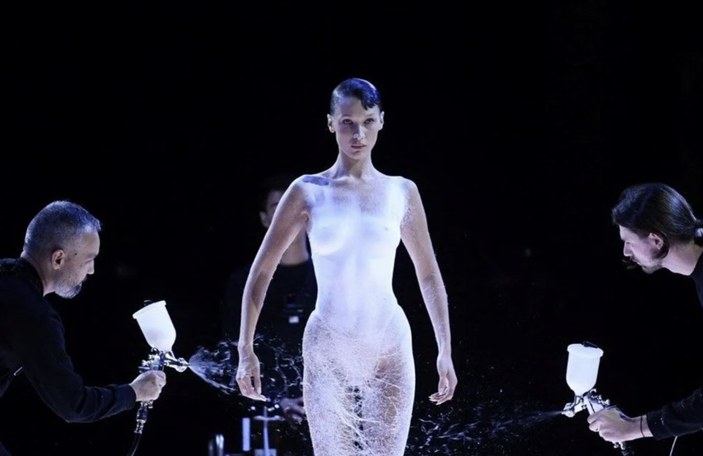 Bella Hadid, üzerine tasarlanan sprey elbiseyle tarihe geçti