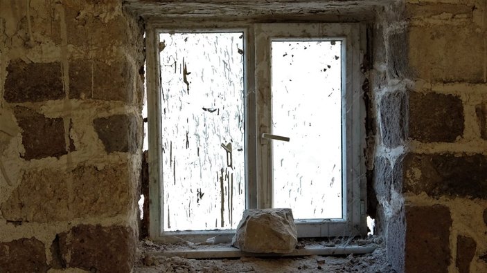 Çanakkale'de 656 yıllık camiye PVC pencere takıldı
