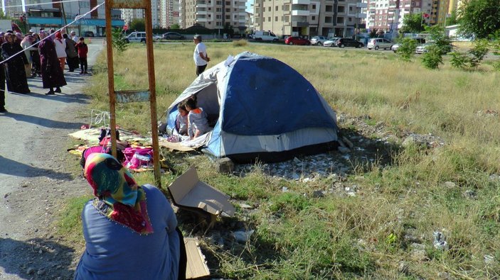 Kayseri'de sıfır daire beklerken kalp hastası çocuklarıyla çadıra kaldı
