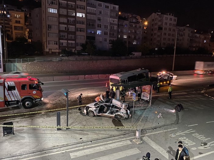 Kocaeli'de, önce otobüse sonra durağa çarptı: 1 ölü, 2 yaralı