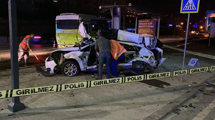 Kocaeli'de, önce otobüse sonra durağa çarptı: 1 ölü, 2 yaralı
