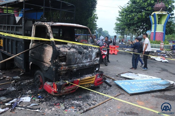 Endonezya'daki futbol maçında çıkan izdihamda 174 kişi öldü