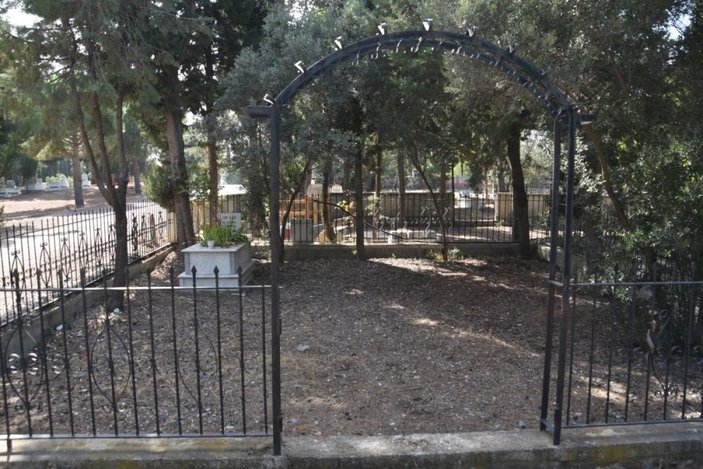 İzmir'de mezarlığa dadanan hırsız demir kapıları çaldı