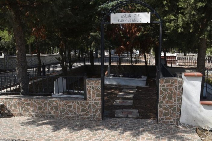 İzmir'de mezarlığa dadanan hırsız demir kapıları çaldı