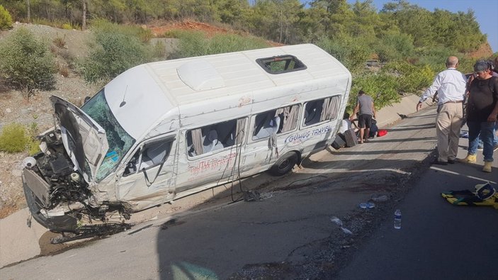 Muğla'da minibüs şarampole devrildi: 10 yaralı