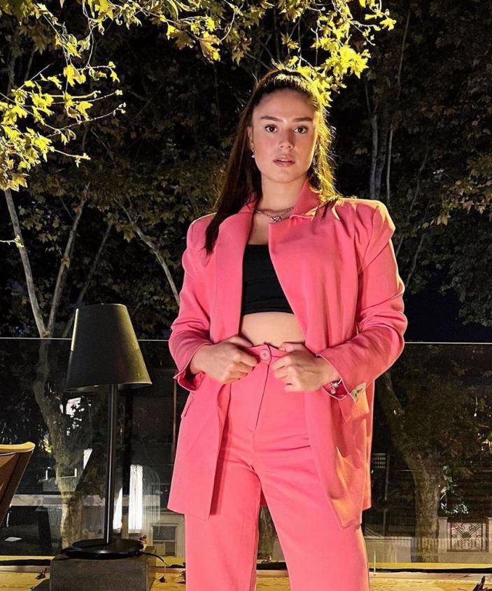 Survivor Ayşe Yüksel pembe kombiniyle mest etti! 'Doğal güzellik'