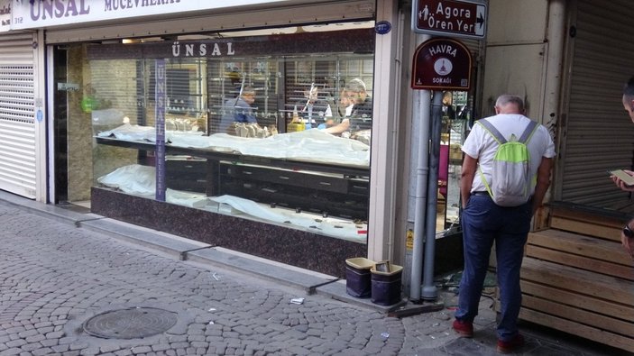 İzmir’de, kepengi açıp camı kırarak kuyumcuyu soydular
