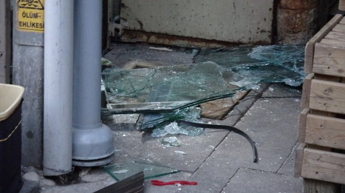 İzmir’de, kepengi açıp camı kırarak kuyumcuyu soydular