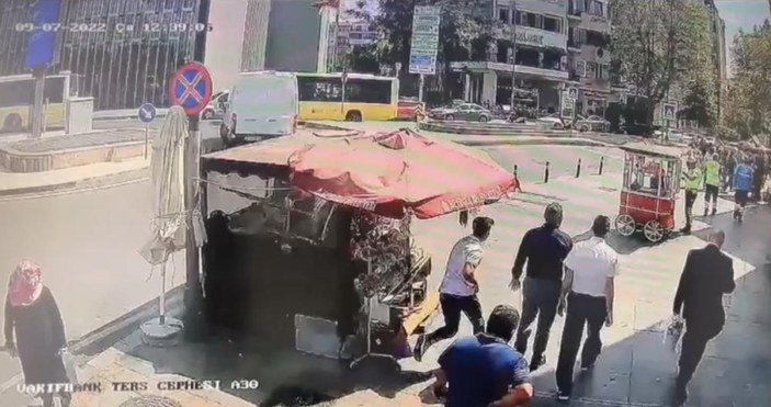 Taksim Meydanı'nda yabancı uyruklu genci gasbeden şahıs kamerada