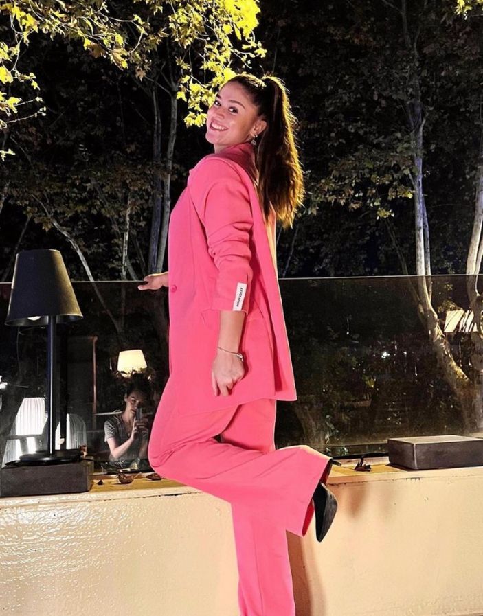 Survivor Ayşe Yüksel pembe kombiniyle mest etti! 'Doğal güzellik'