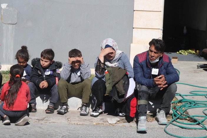 İzmir’de, Yunanistan’ın geri ittiği 25 kaçak göçmen kurtarıldı