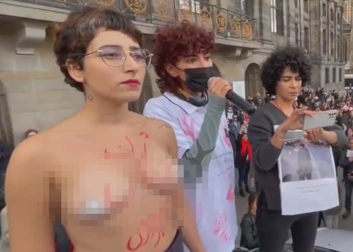Paris'te yarı çıplak Mahsa Amini protestosu
