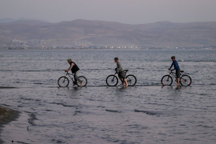 Van Gölü'nde oluşan adacıklarda bisiklet sürdüler