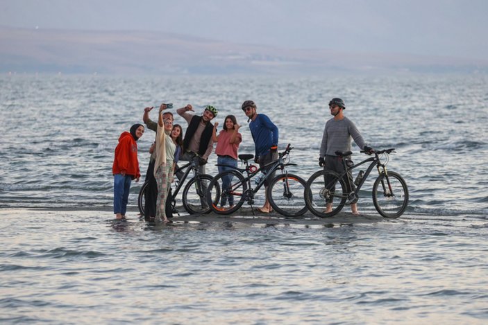 Van Gölü'nde oluşan adacıklarda bisiklet sürdüler